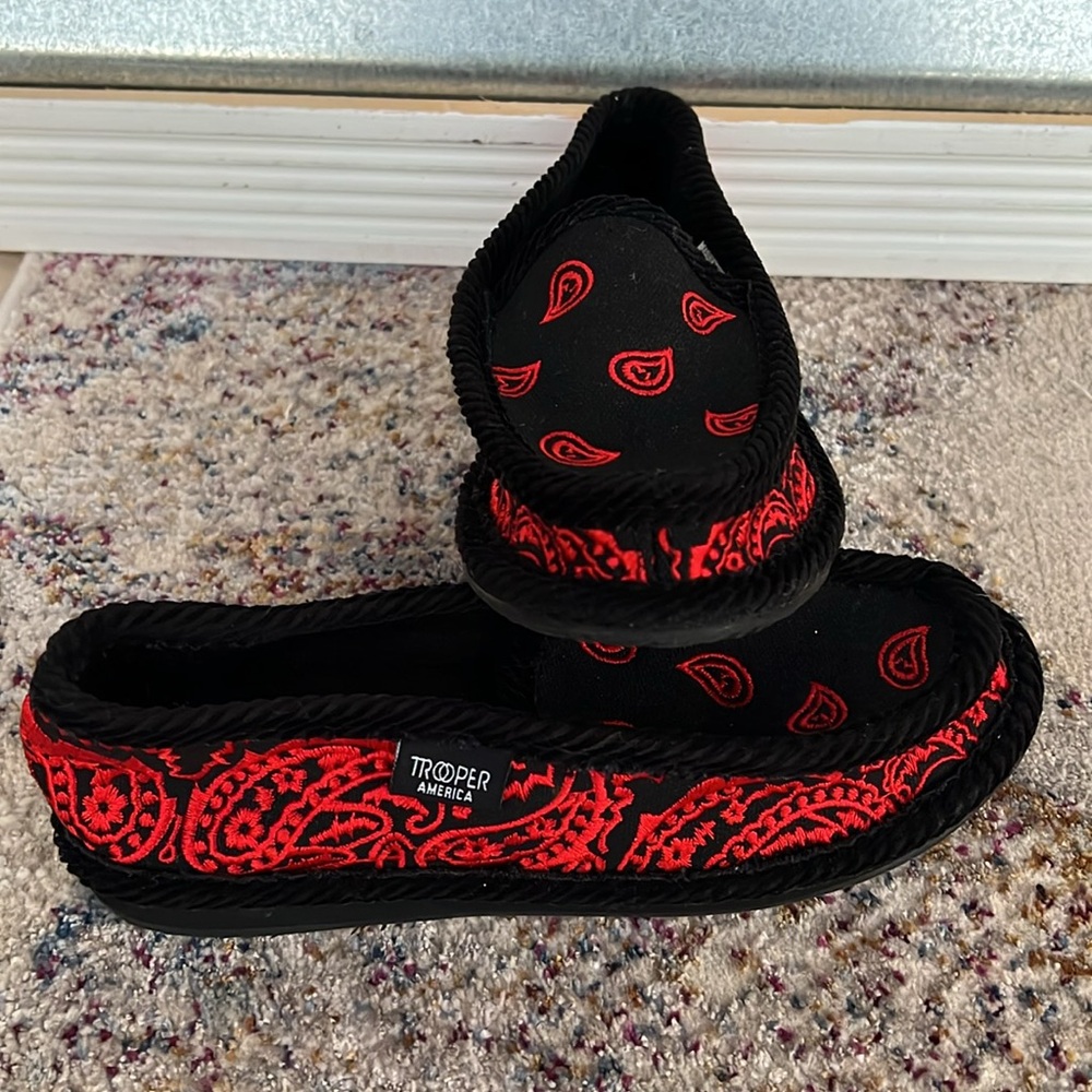 LIKE NEW Trooper America Unisex Bandana Paisley Slip On Shoes BLACK/RED M4/W6 - Picture 4 of 9